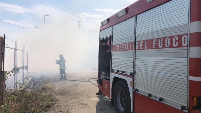 Colleranesco. Vasto incendio per due ettari accanto all'area industriale...