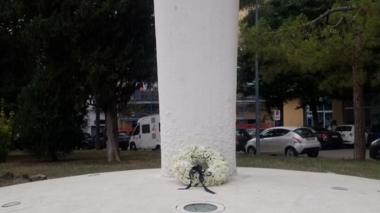 Fiori a Teramo in memoria di  Mario Cerciello Rega